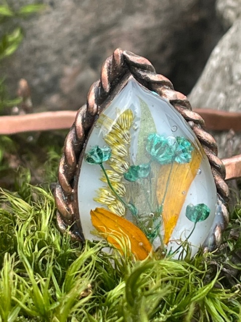 Miedziana Bransoletka „Leśny Zmierzch” – Botaniczny Amulet z Turkusową Magią