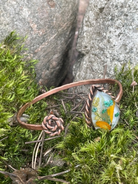 Miedziana Bransoletka „Leśny Zmierzch” – Botaniczny Amulet z Turkusową Magią
