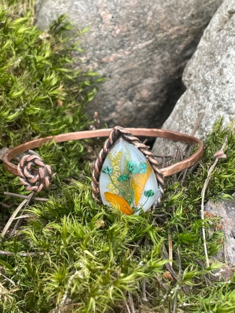 Miedziana Bransoletka „Leśny Zmierzch” – Botaniczny Amulet z Turkusową Magią