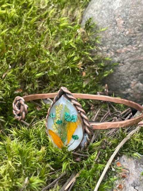 Miedziana Bransoletka „Leśny Zmierzch” – Botaniczny Amulet z Turkusową Magią