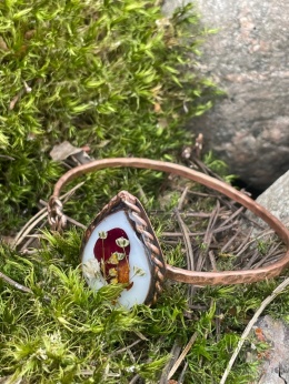Miedziana Bransoletka „Szkarłatna Baśń” – Botaniczny Amulet z Płatkiem Róży