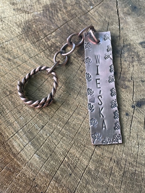 Miedziany Brelok z Twoim Imieniem lub Słowem – Ręcznie Kuty Amulet na Zamówienie