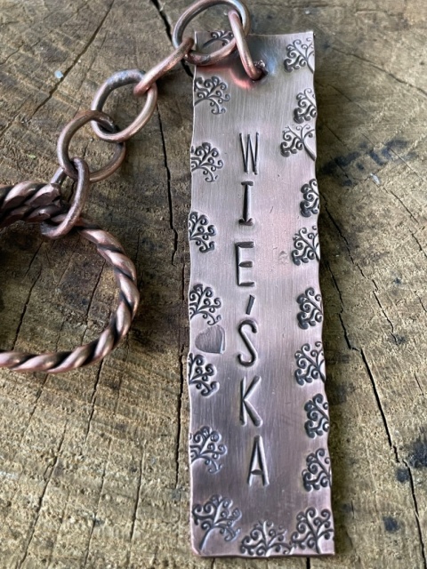 Miedziany Brelok z Twoim Imieniem lub Słowem – Ręcznie Kuty Amulet na Zamówienie
