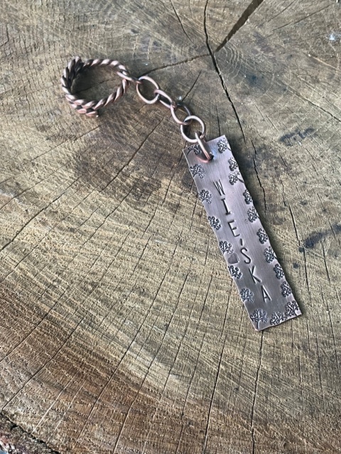 Miedziany Brelok z Twoim Imieniem lub Słowem – Ręcznie Kuty Amulet na Zamówienie