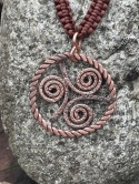 Miedziany Wisior Triskelion – Zapleciona Przeszłość