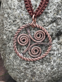 Miedziany Wisior Triskelion – Zapleciona Przeszłość