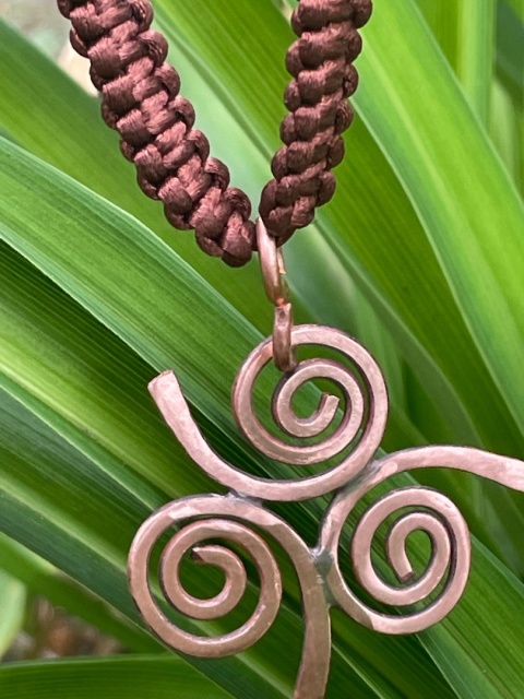 Miedziany Wisior Triskelion – Celtycka Spirala Życia