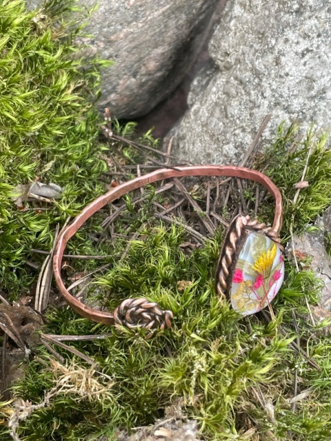 Miedziana Bransoletka „Kropla Leśnego Świtu” – Botaniczny Amulet