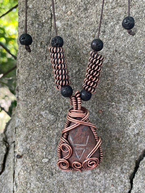 Masywny Amulet ze Znakiem Welesa i Lawą Wulkaniczną – Oksydowana Miedź, Styl Słowiański