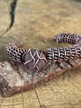 Ręcznie pleciona miedziana bransoleta wire wrapping Pleciony Pancerz z dwoma surowymi kamieniami z plaży