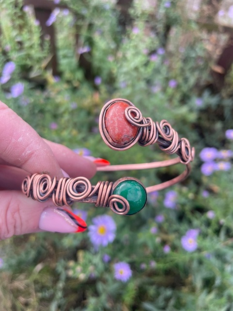 Miedziana bransoletka otwarta Szlachetna Kuźnia z dwoma okrągłymi kamieniami naturalnymi to jest ceglasty jaspis czerwony oraz intensywnie zielony jadeit oprawione techniką wire wrapping.